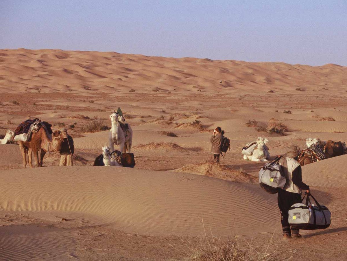 0207_008_Majid schleppt unsere Taschen zu seinen Kamelen_Gege.JPG