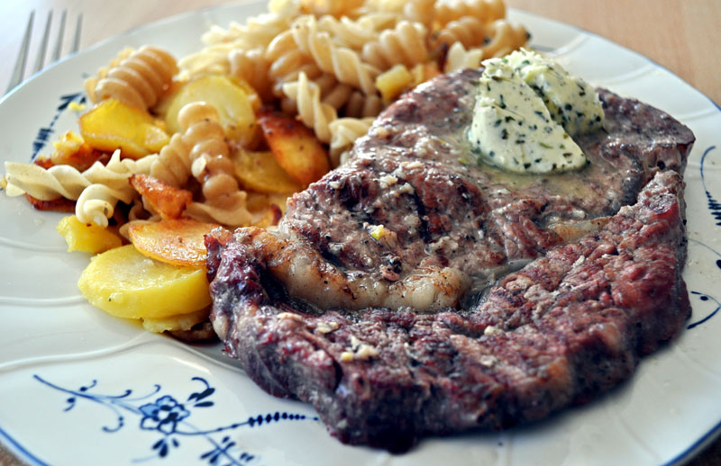 Puristische Rostbraten-Steaks mit Knoblauch u. Olivenöl | Grillforum ...