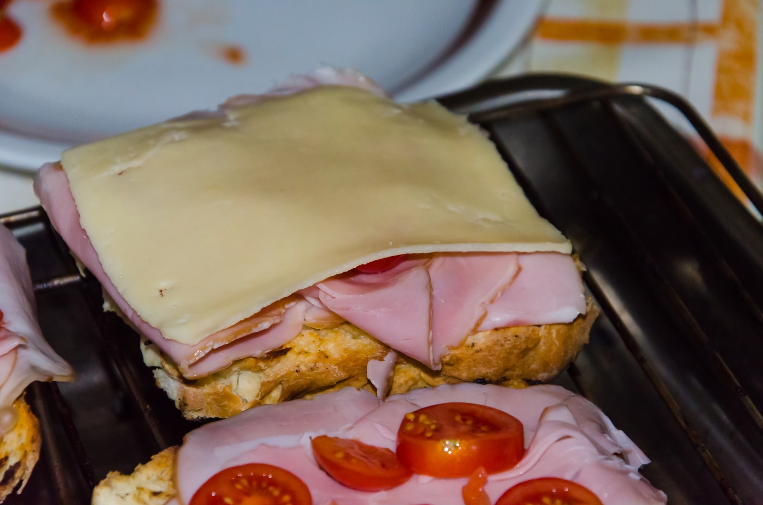 Schinken-Käse-Tomaten-Toasts mit Spiegelei, und Chili-Leberkas zum ...