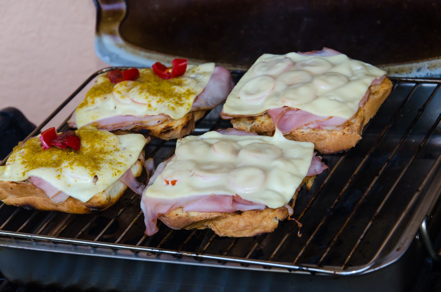 Schinken-Käse-Tomaten-Toasts mit Spiegelei, und Chili-Leberkas zum ...