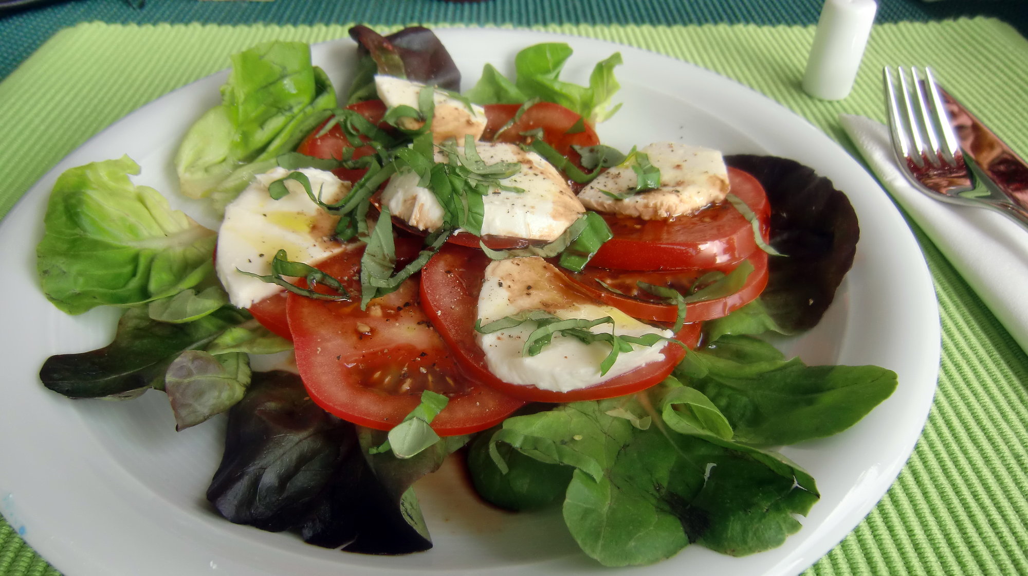 Tomaten - Mozzarella Salat mit Balsamico Dressing | Grillforum und BBQ ...