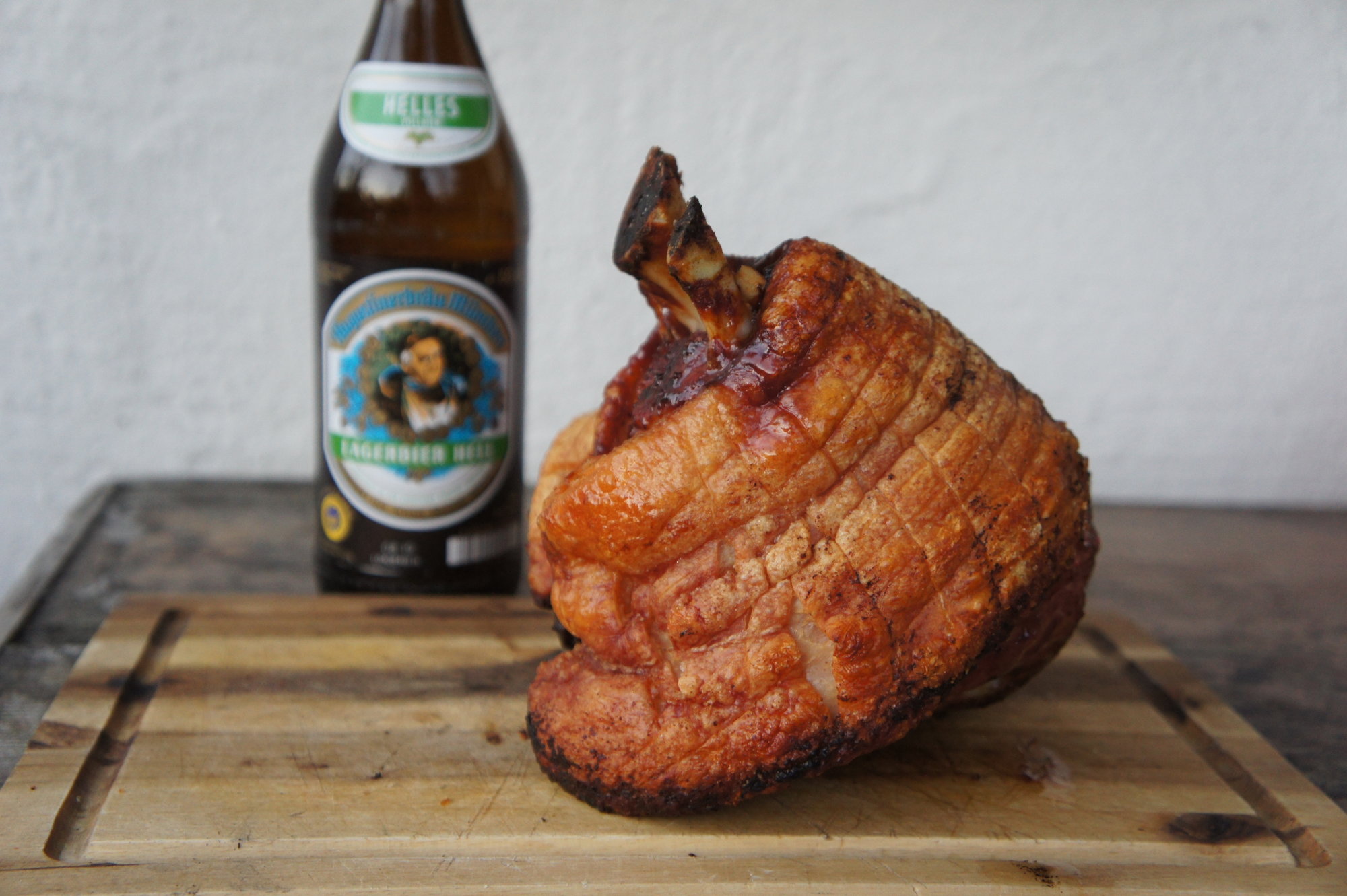 Knusper-Haxe vom bayrischen Schweinderl mit bayrischem Bier ...