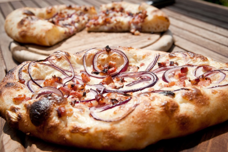 Schwäbische Pizza mit weißer Soße, Zwiebeln und Speck... | Grillforum ...