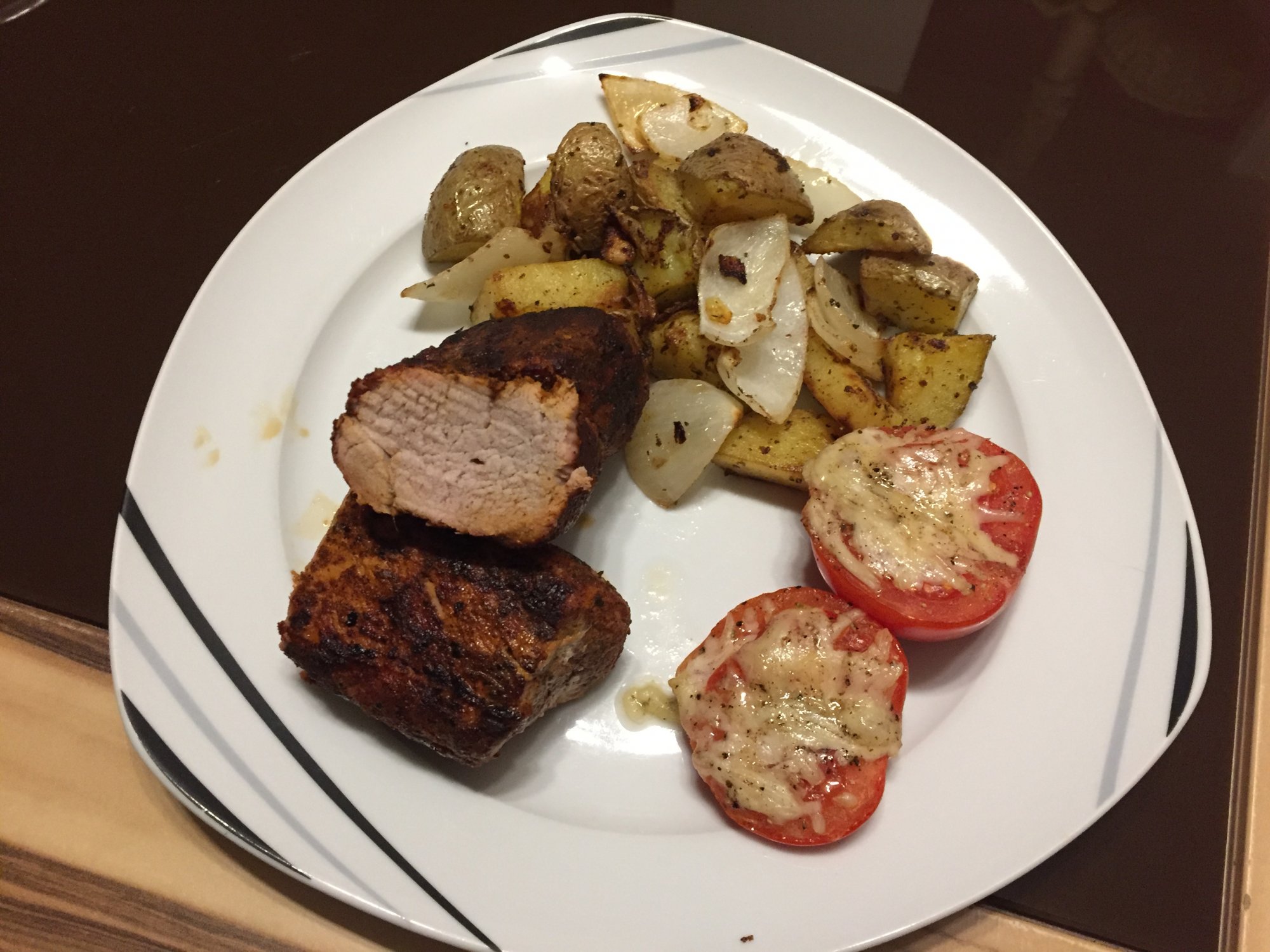Schweinelende mit Bratkartoffeln und überbackenen Tomaten | Grillforum ...