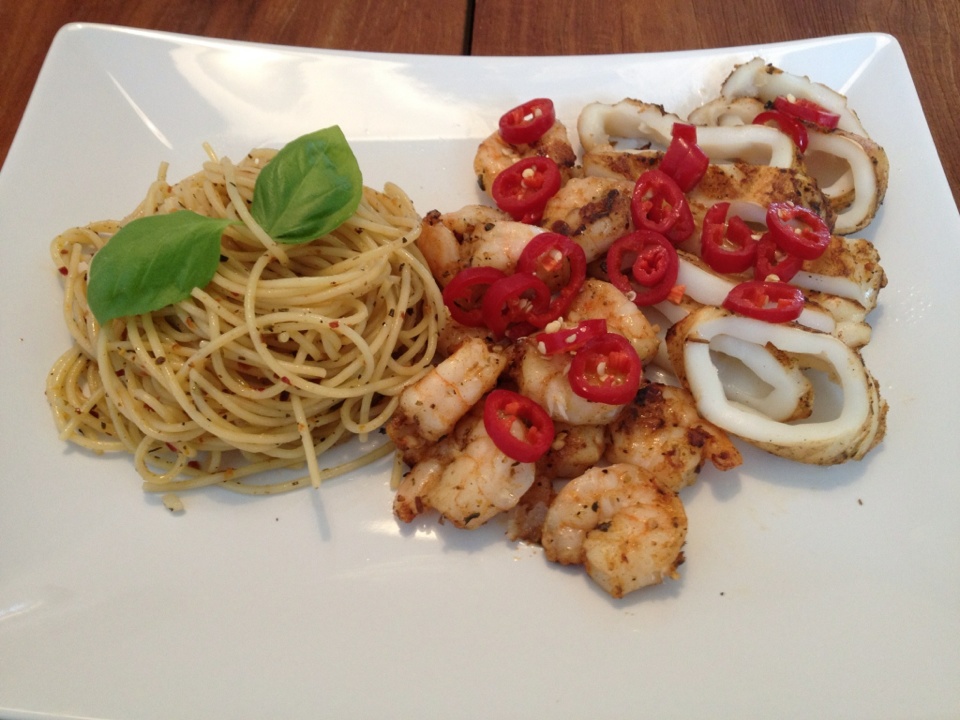 Tintenfischtuben &amp; Garnelenspieße mit Spaghetti | Grillforum und BBQ ...