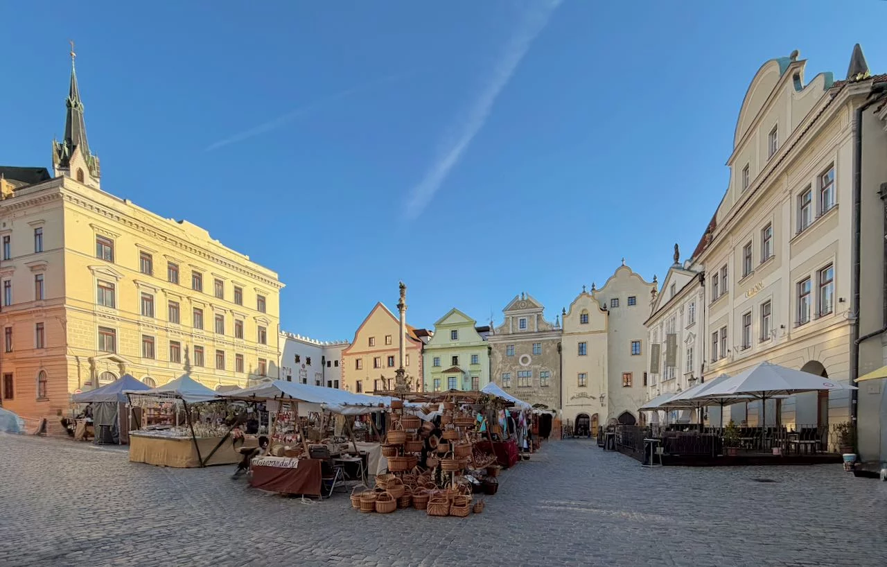 Stadtplatz mit Markt.webp