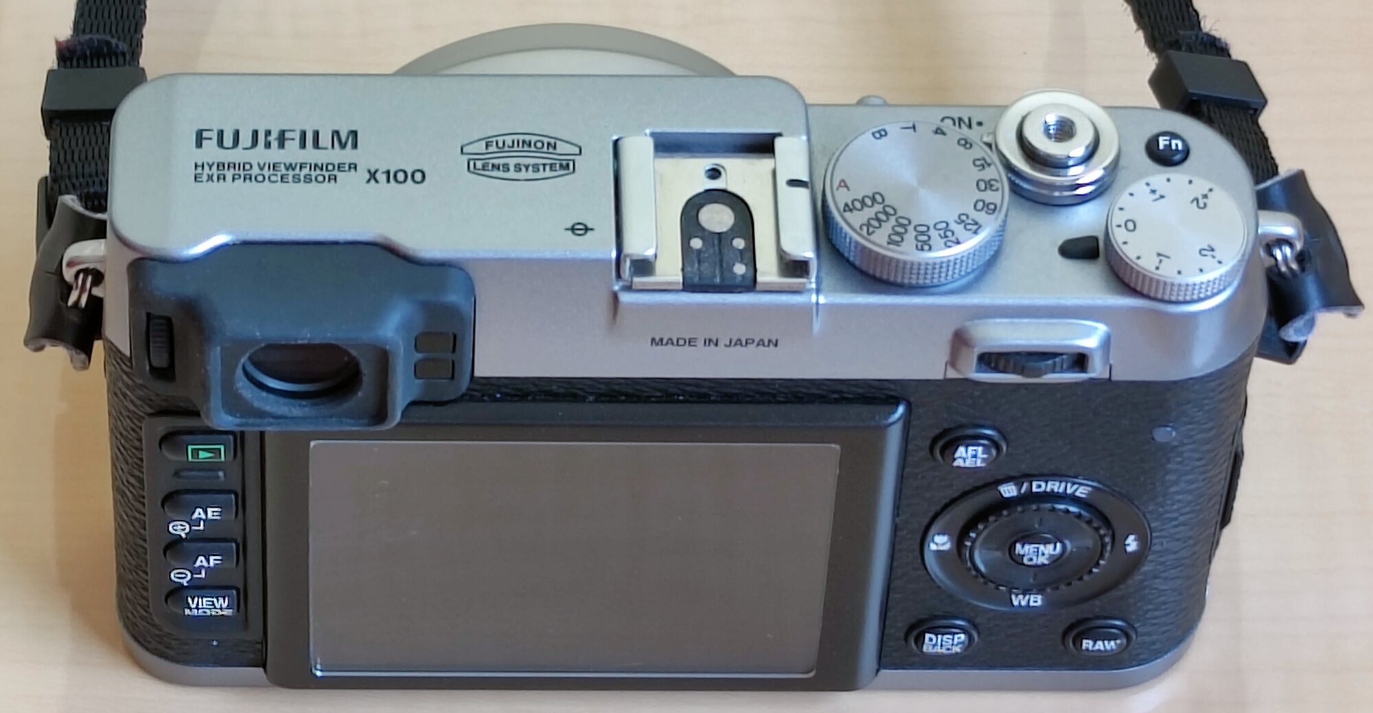 X100 - 12 - Kamera Back und Top.jpg
