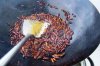 14 - Würzöl zubereiten - Öl, Chilibohnenpaste, dann Chilis und Sichuanpfeffer braten.jpg