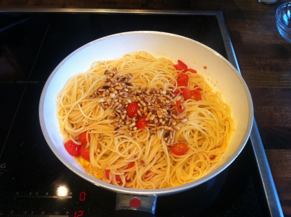 Rezept - Spaghetti mit Rucola, Tomaten und Pinienkernen